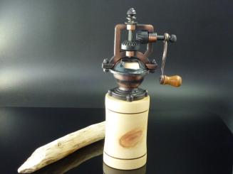 Antike Mühle mit Zirbe 