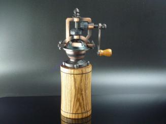 Antike Mühle mit Zebrano 